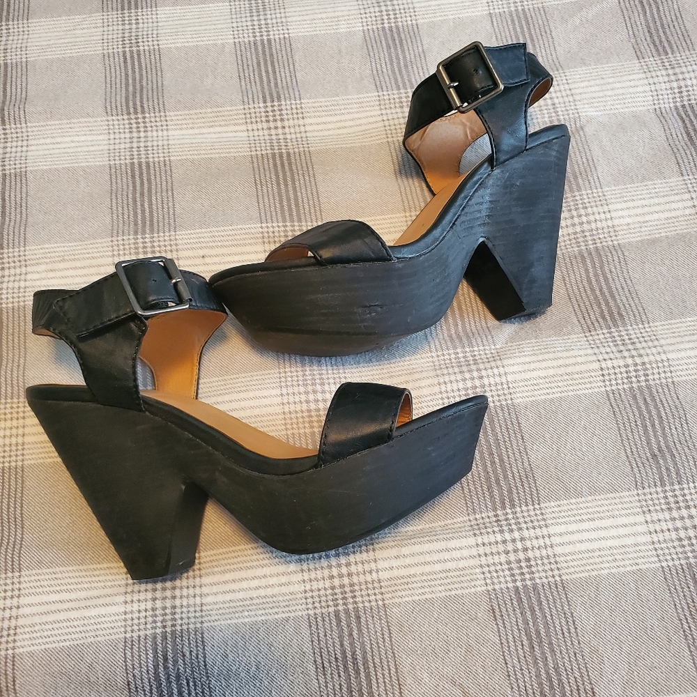 Wedge Aldo sandal size 9